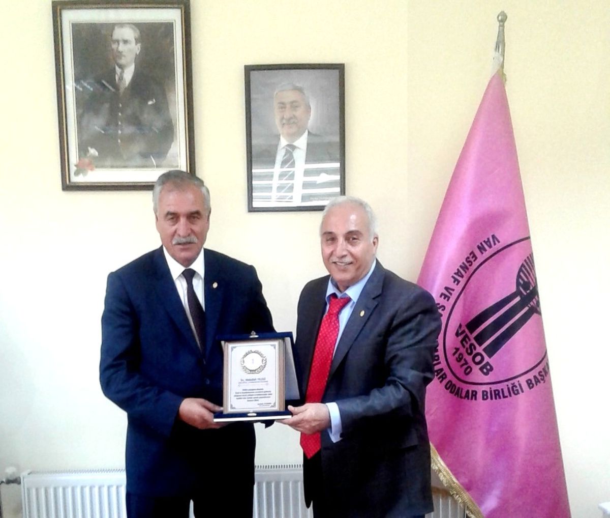 Başkan Karael\'e Plaket