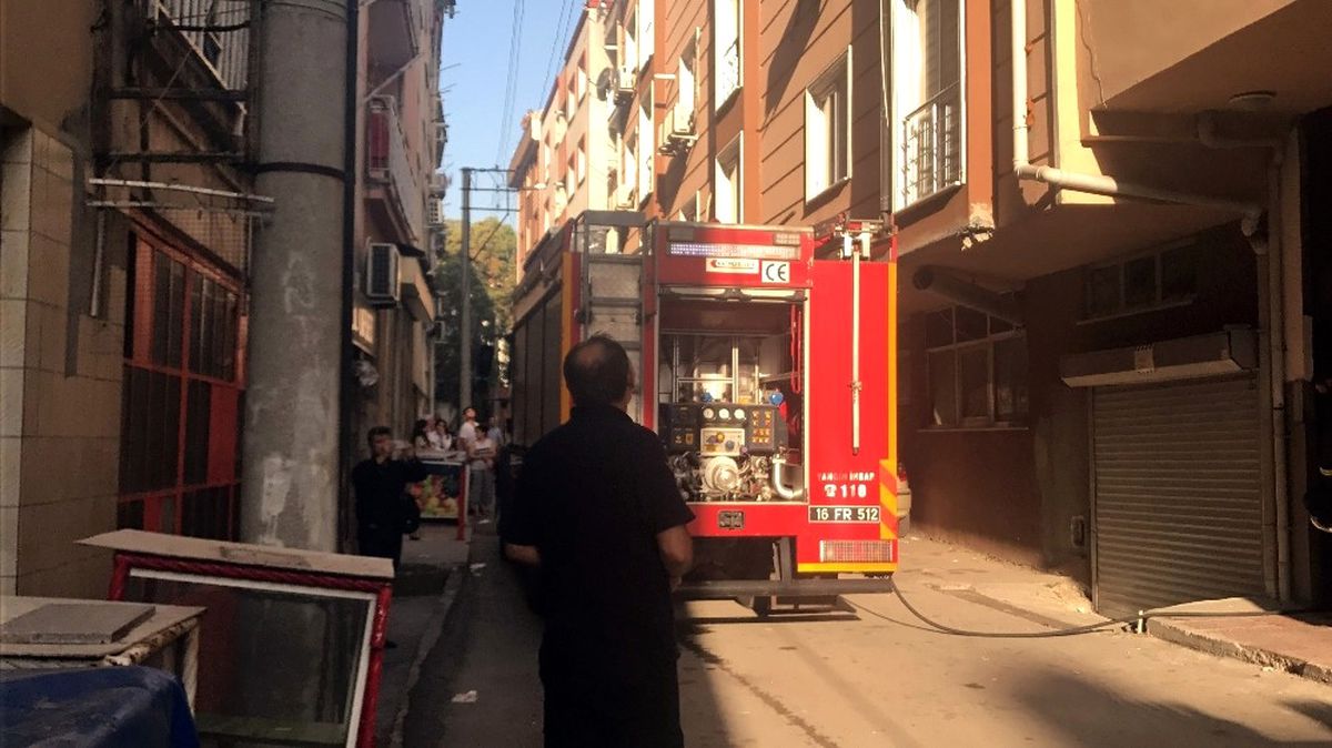 Bursa\'da 6 Katlı Binanın Çatı Katında Yangın Çıktı