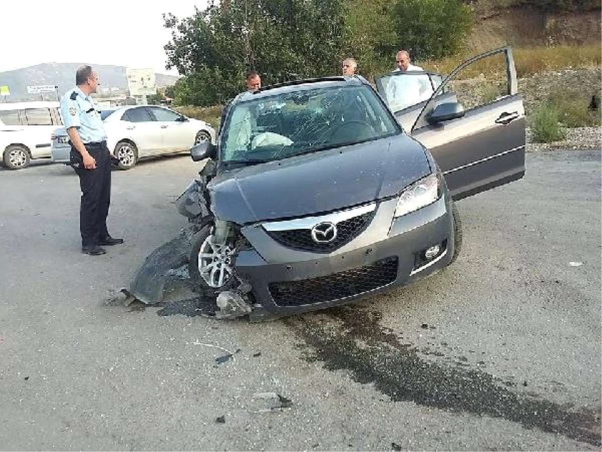 Çaldığı Otomobille Polis Noktasına Çarpınca Yakalandı