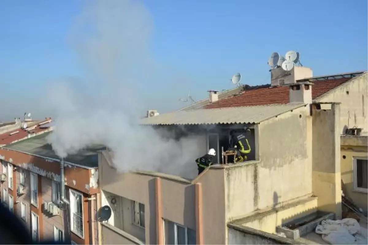 Çatı Katında Çıkan Yangın Paniğe Neden Oldu