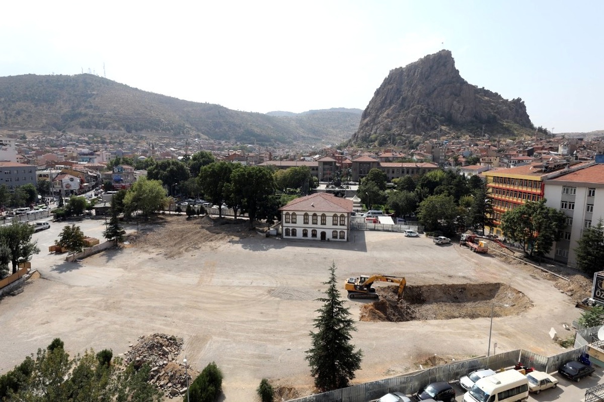 Cumhuriyet Meydanı Projesinde İlk Etap Başladı