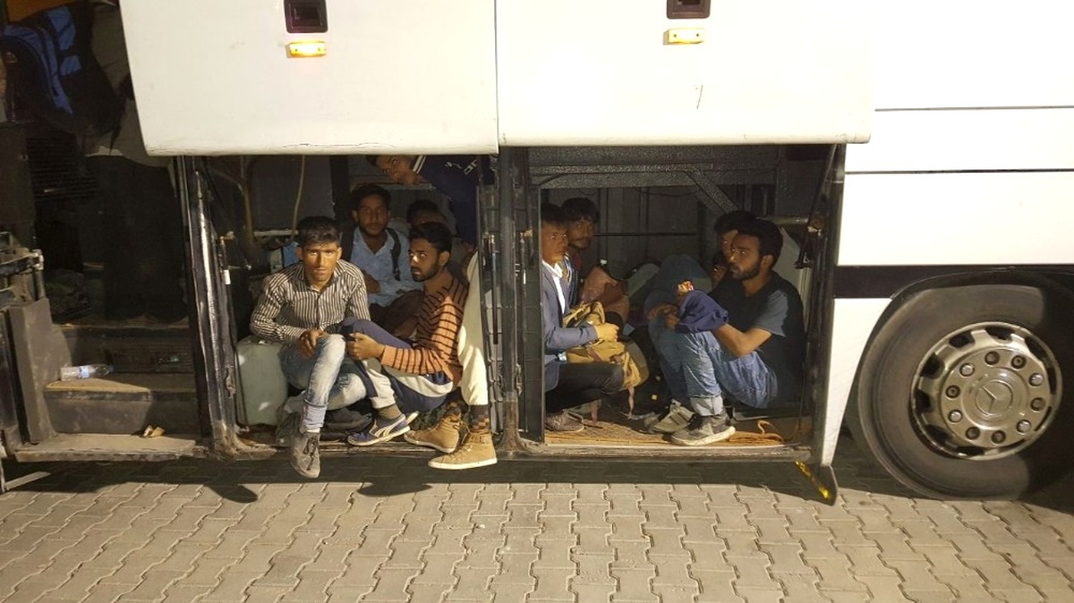 Doğubayazıt\'ta Otobüsten 142 Kaçak Göçmen Çıktı