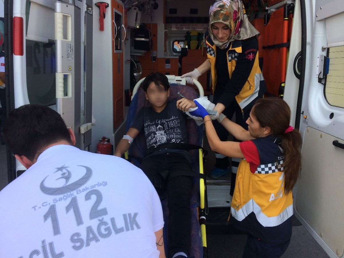 Duvardan Atlayan Öğrencisinin Koluna Demir Saplandı
