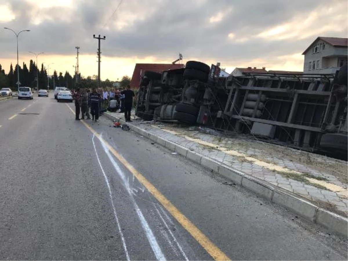 Elektrik Direğine Çarpıp Devrilen Tır\'ın Şoförü Yaralandı