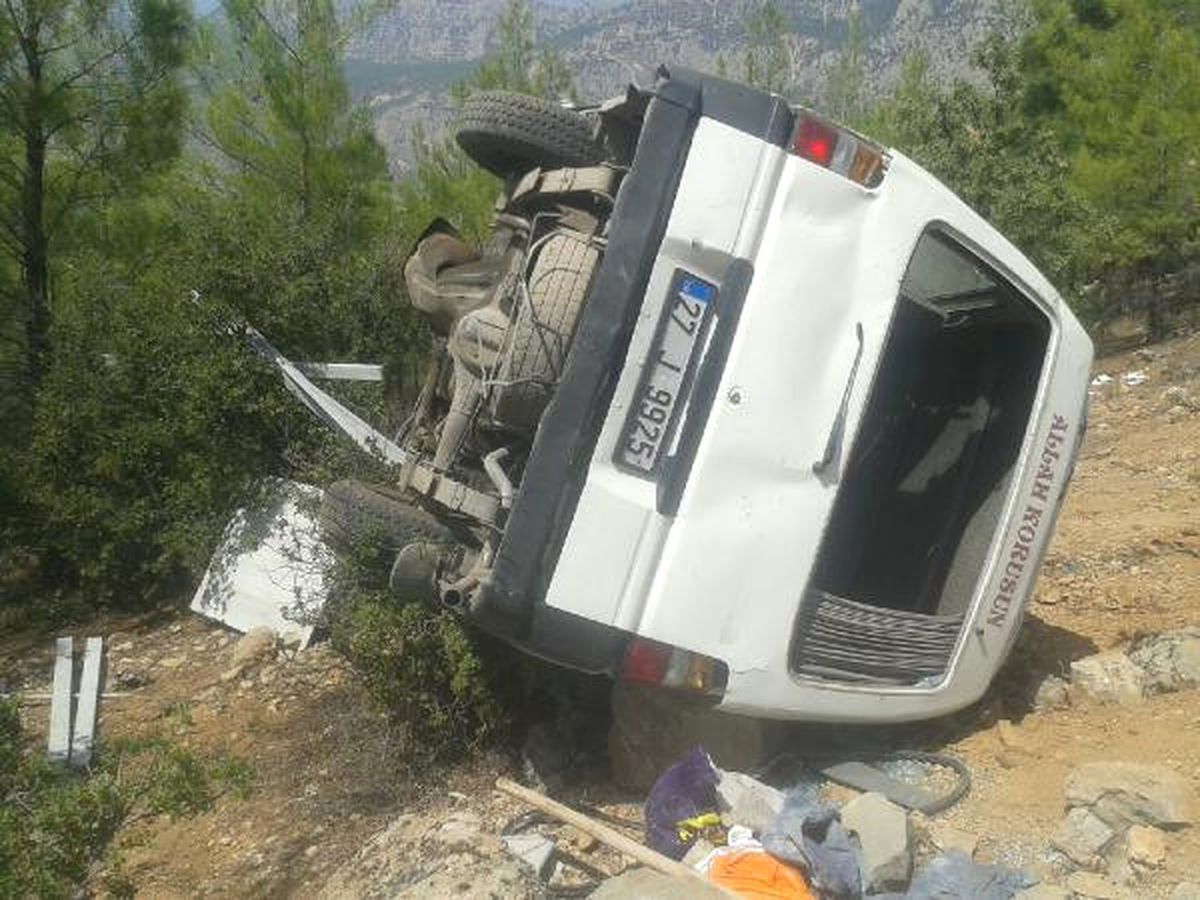 Ermenek\'te Minibüs Uçuruma Yuvarlandı: 1 Ölü, 7 Yaralı