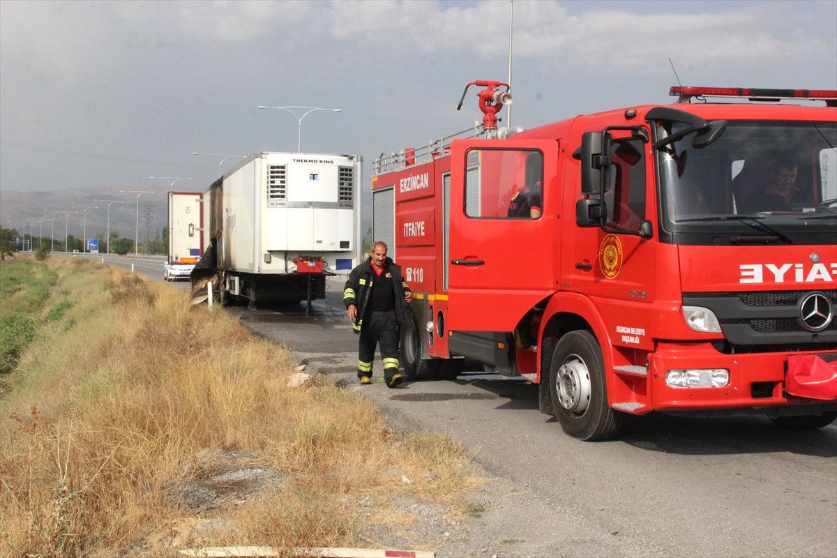 Erzincan\'da Seyir Halindeki Cam Yüklü Tır Yandı