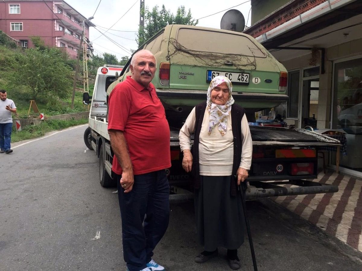 Eşinden Kalan 1979 Model Klasik Arabasını Kızılay\'a Bağışladı