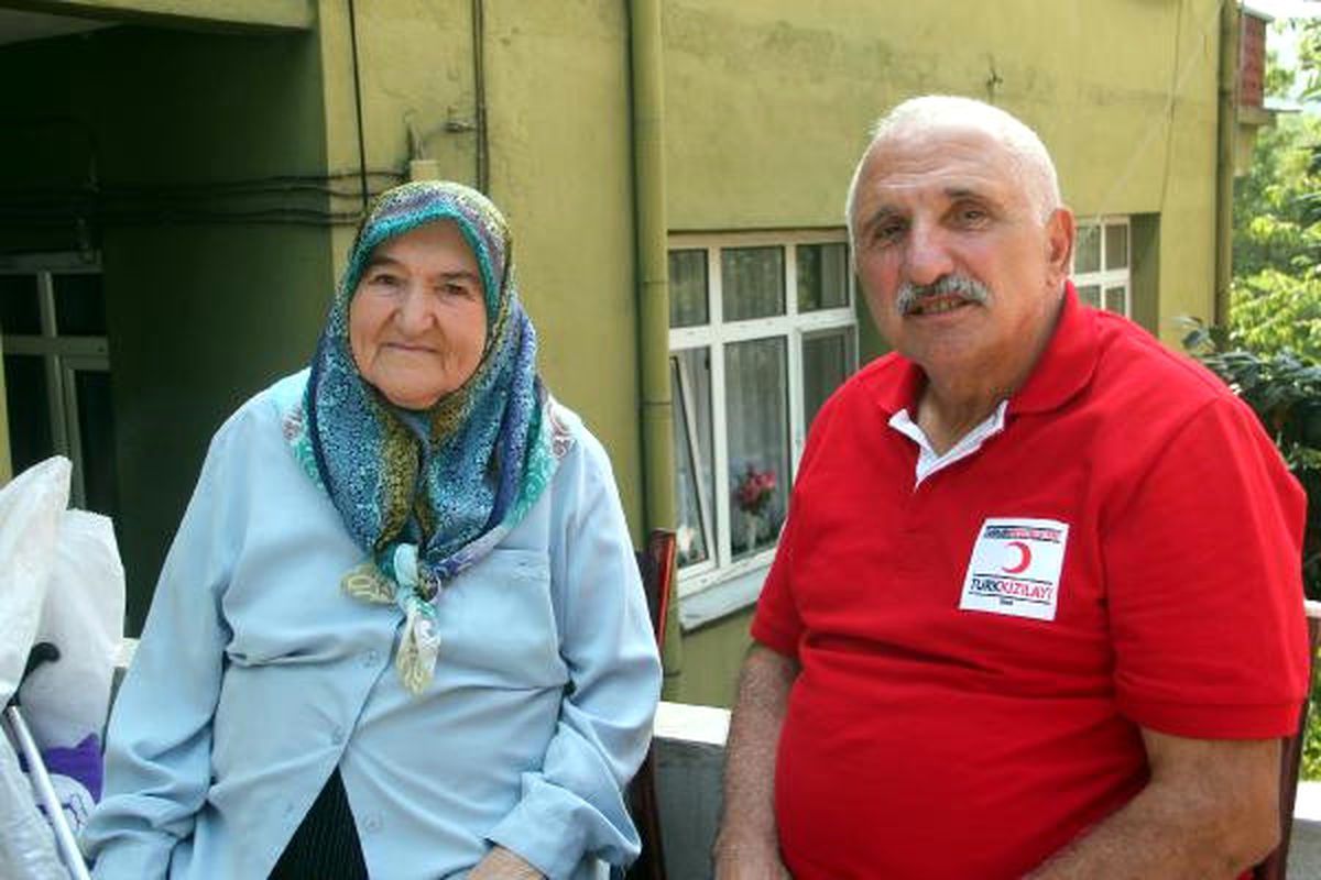 Eşinden Kalan Otomobili Kızılay\'a Bağışladı