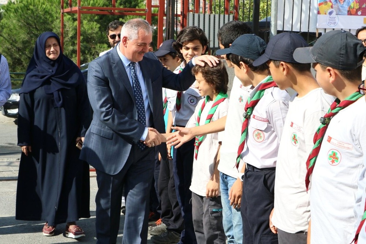 Eyüp Belediyesi\'nin Kırtasiye Desteği Yüzleri Güldürüyor