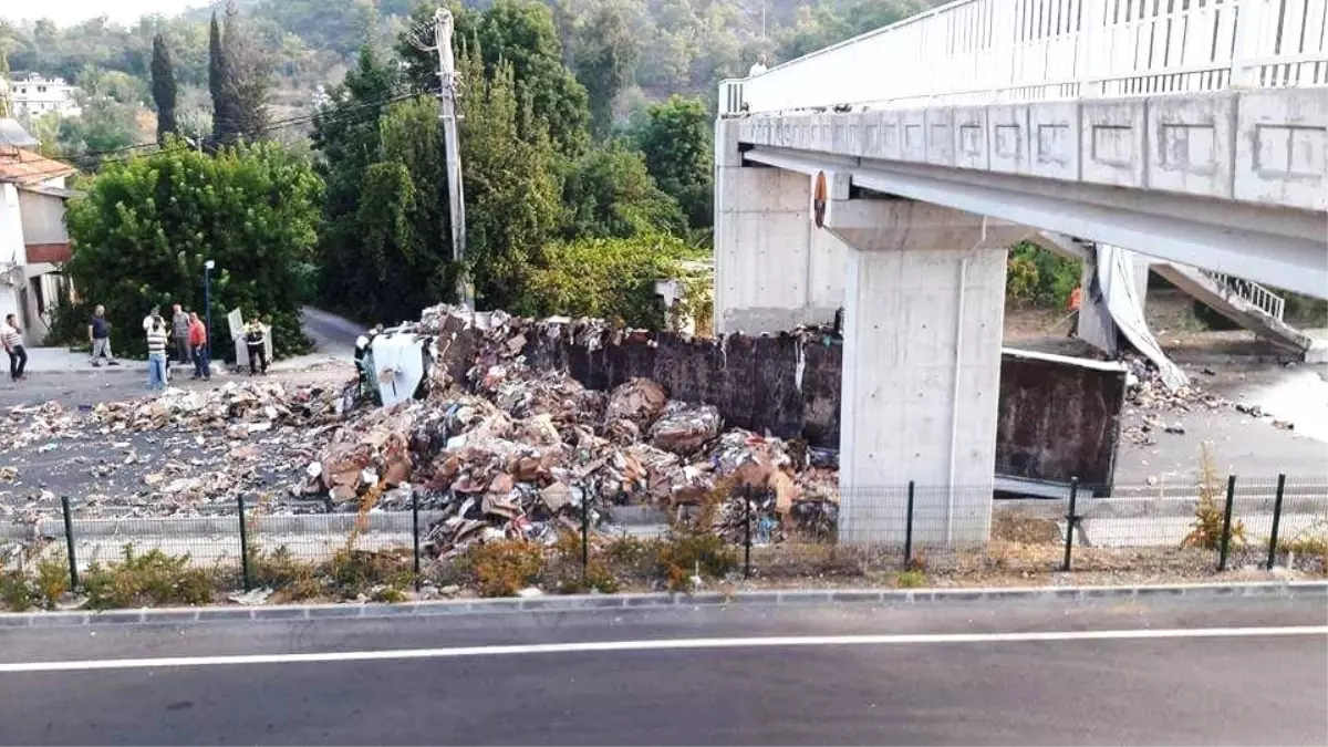 Fethiye\'de Tır Üst Geçide Çarptı: 1 Yaralı