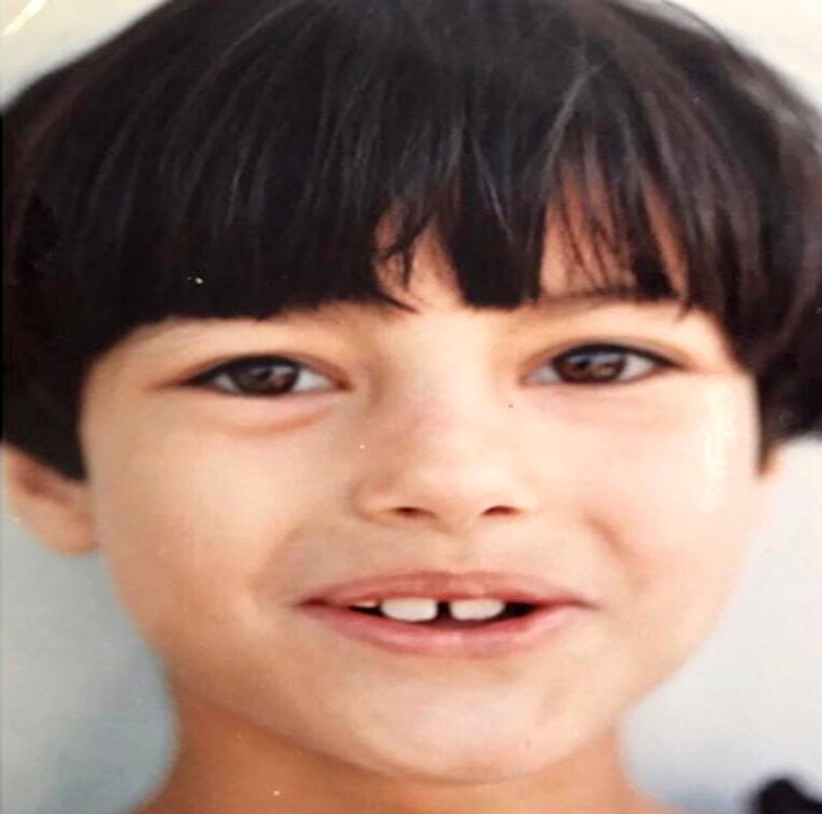 Fotoğraftaki Ünlü İsmi Tanıyabildiniz mi ?