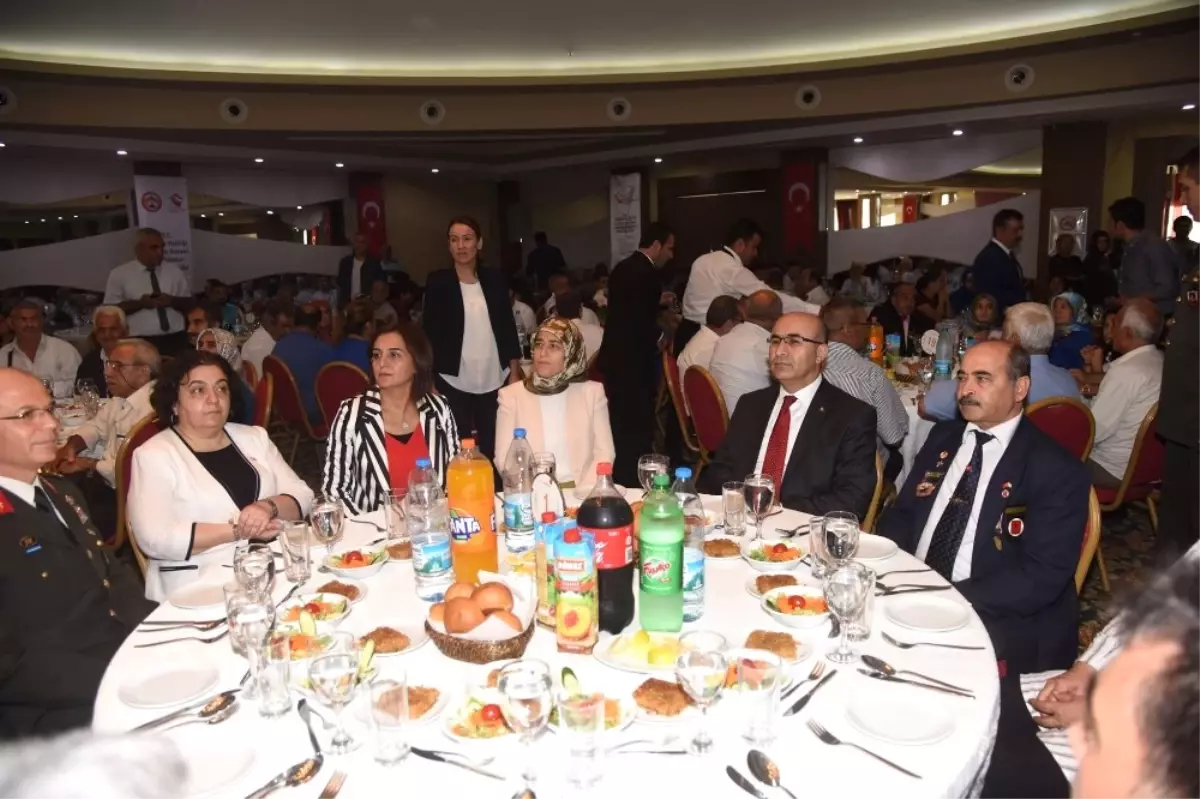 Gaziler Günü\'nde Adana Valiliğinden Şehit Yakınları ile Gazilere Yemek