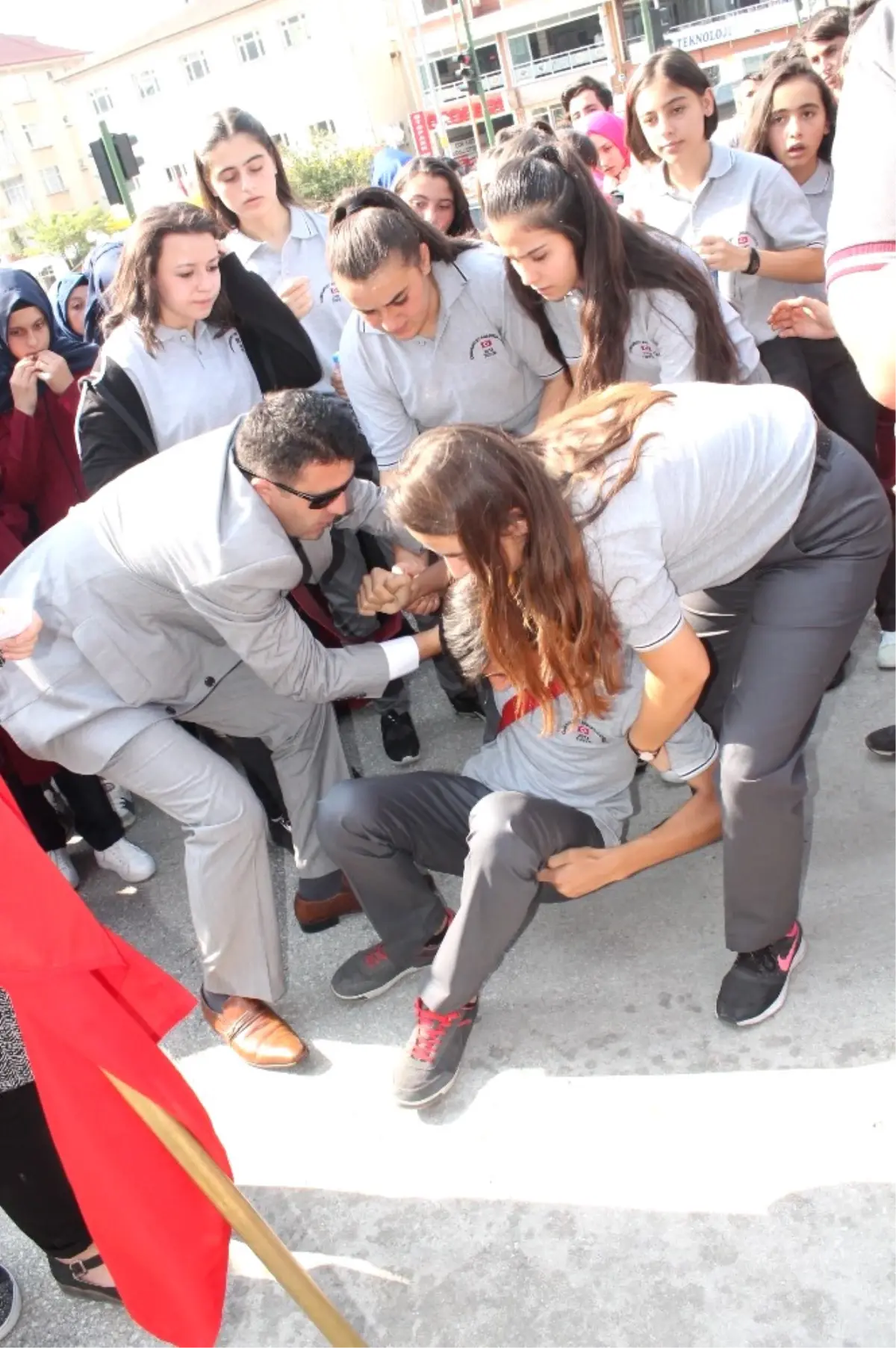 Gaziler Gününde Bayrak Tutan Öğrenci Bayıldı