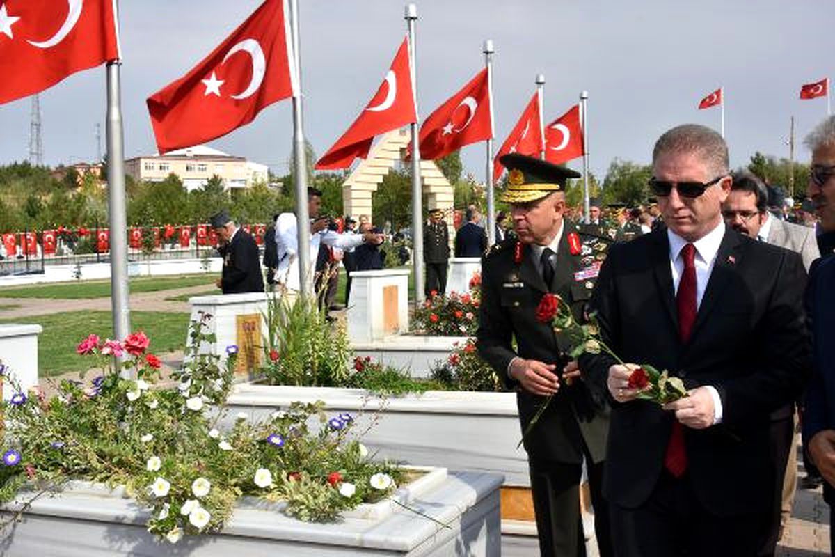 Gaziler Gününde Şehitlere Karanfil