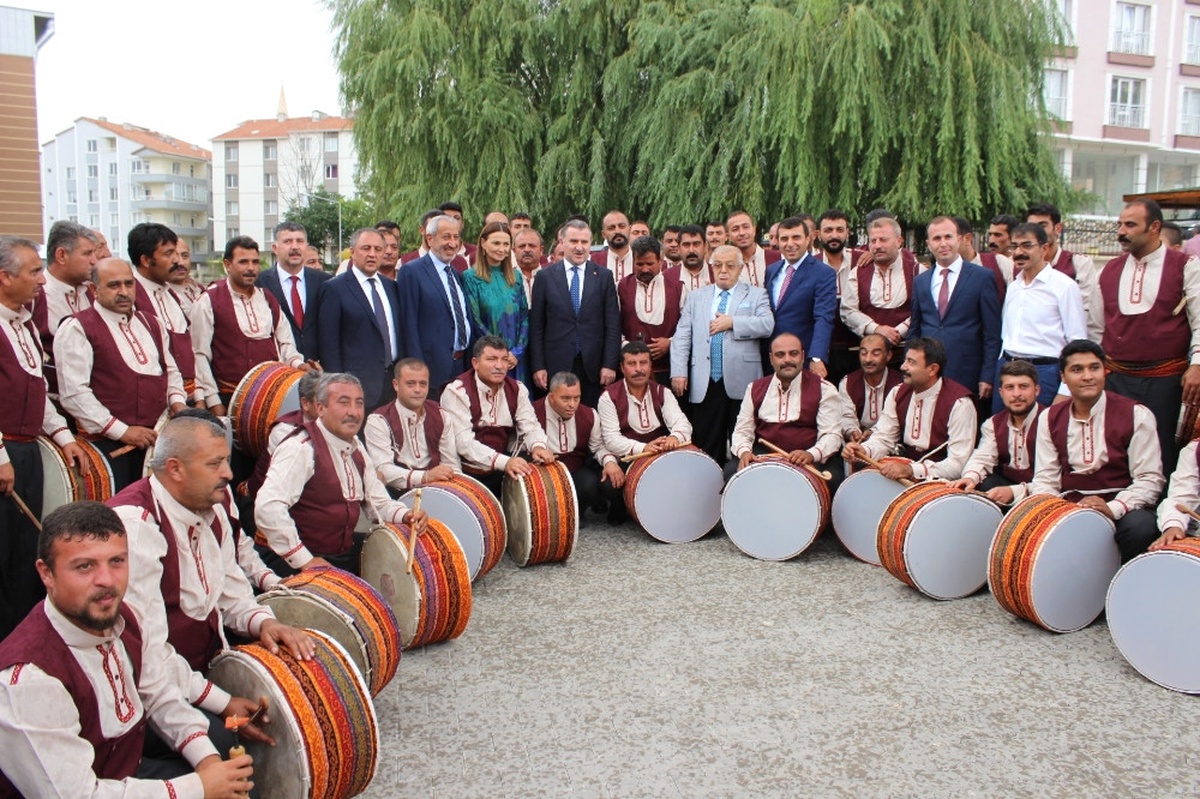 Gençlik ve Spor Bakanı 40 Davul-zurna ile Karşılandı