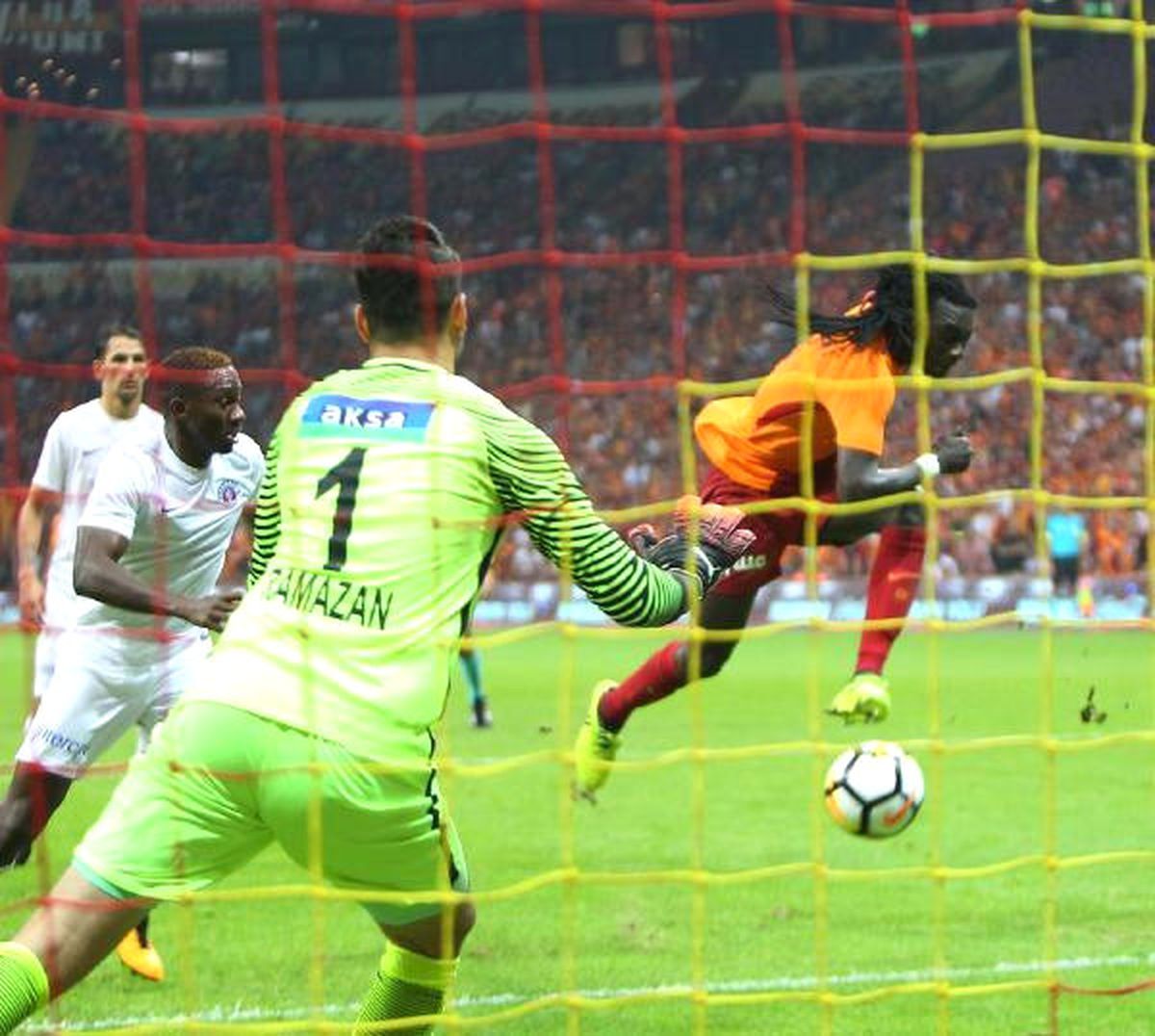 Gomis Beklentilerin Çok Üstünde
