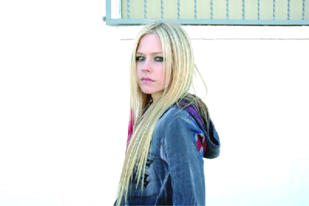 İnternette En Tehlikeli Ünlü Avril Lavigne