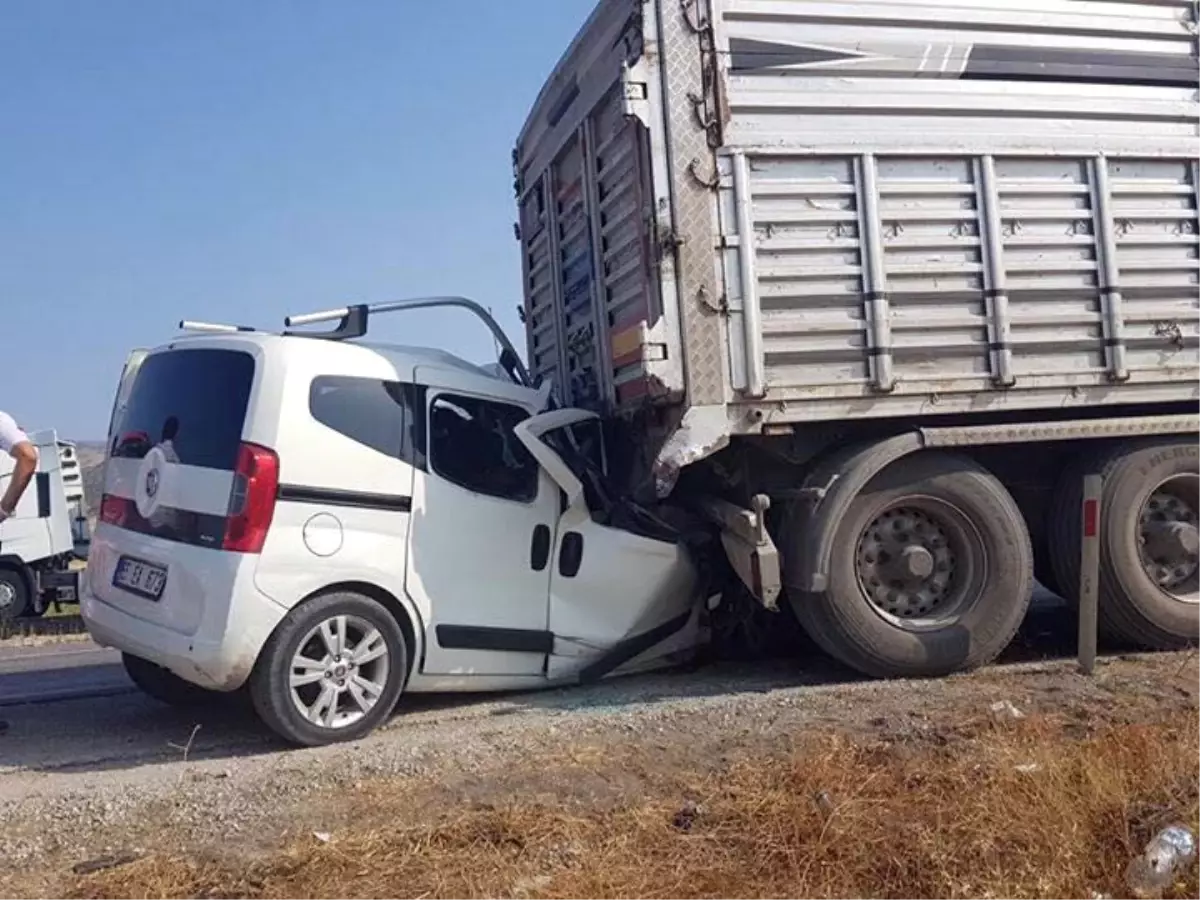 Kamyonet Yol Kenarındaki Tıra Çarptı: 3 Ölü