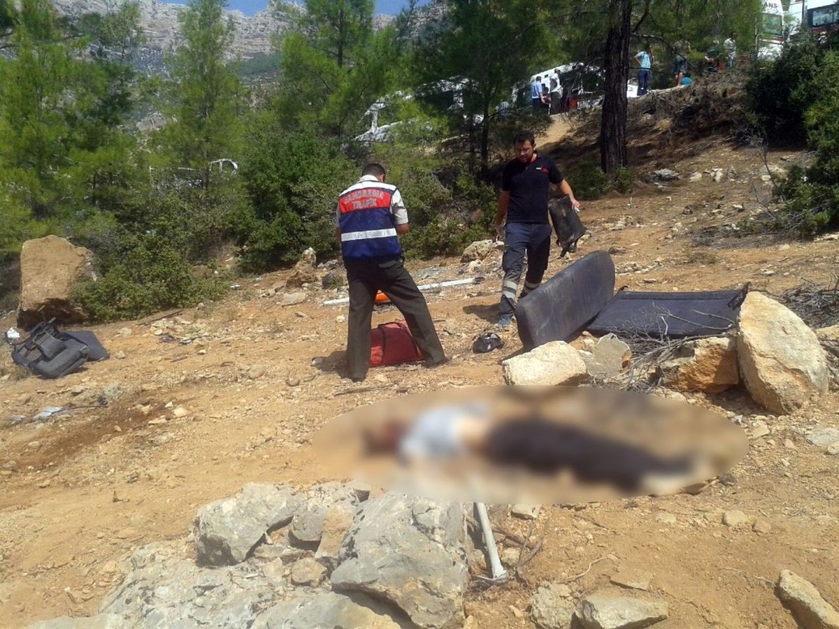 Karaman\'da İşçileri Taşıyan Minibüs Uçuruma Yuvarlandı: 1 Ölü, 6 Yaralı