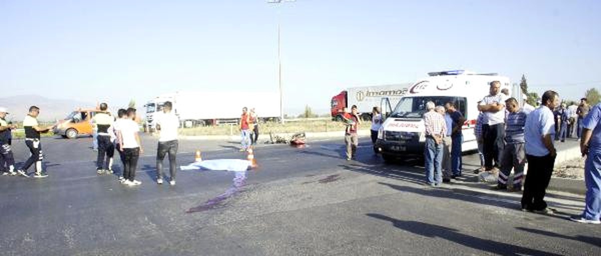 Kavşakta Otomobil ile Motosiklet Çarpıştı: 1 Ölü, 1 Yaralı