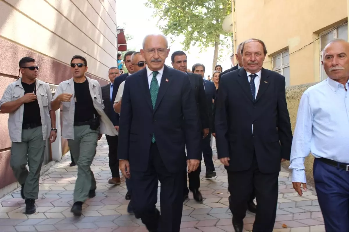 Kılıçdaroğlu\'na Derdini Anlatırken Bayıldı