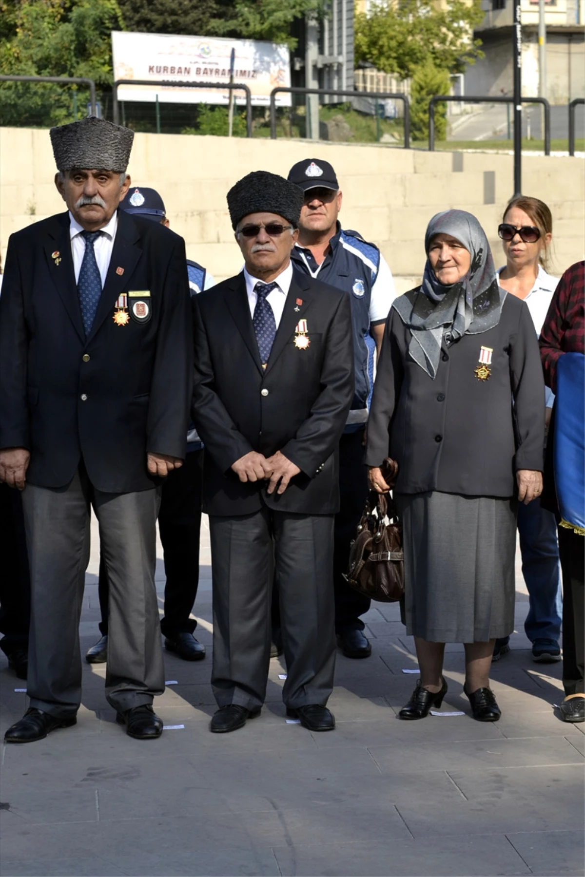 Kocasının Madalyasıyla "Gaziler Günü"Ne Katıldı