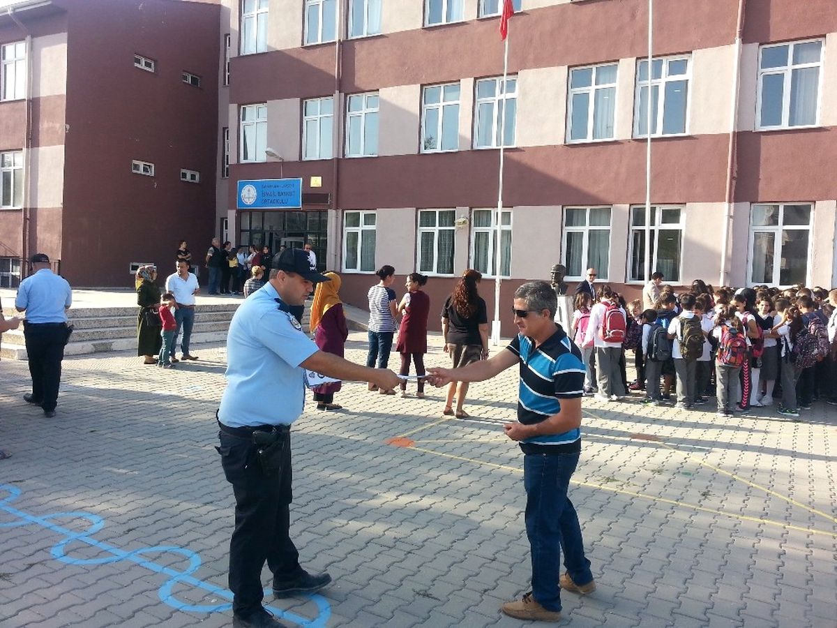 Lapseki\'de Polisler Okullarda Güvenlik ve Asayiş Bilgilendirmesi Yaptı