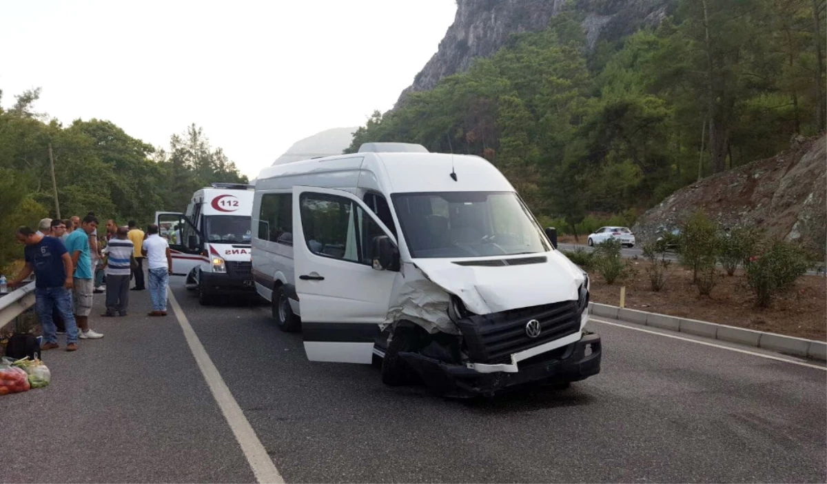 Marmaris\'te Minibüs ile Otomobil Çarpıştı: 10 Yaralı