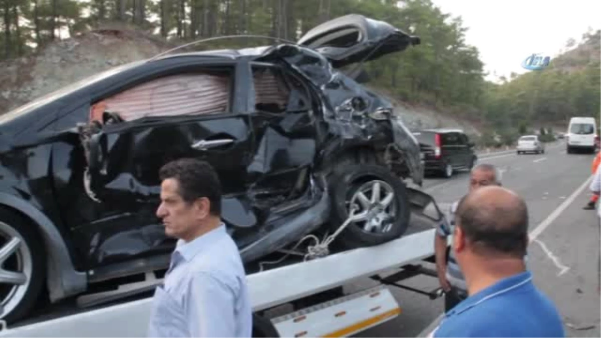 Marmaris\'te Tur Minübüsü ile Otomobil Çarpıştı: 10 Yaralı