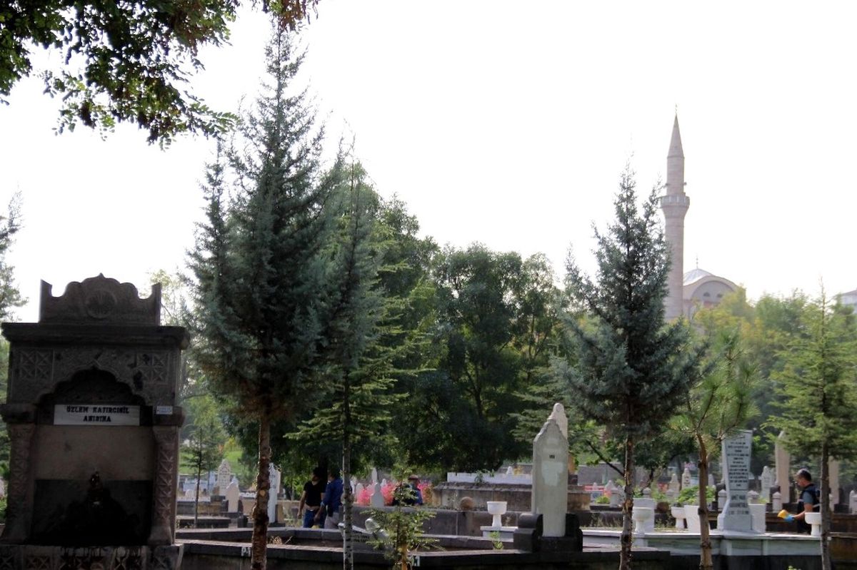 Mezarlıkta Kendini Ağaca Astı