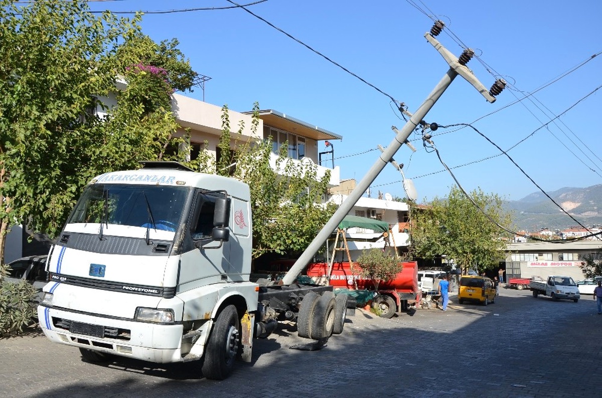 Milas\'ta Freni Patlayan Kamyon Elektrik Direğini Yıktı