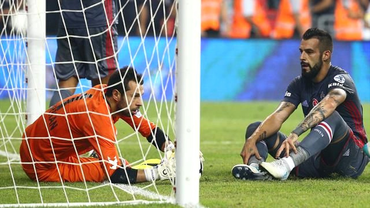 Negredo ve Adriano\'nun Sakatlıklarına İlişkin Bilgilendirme