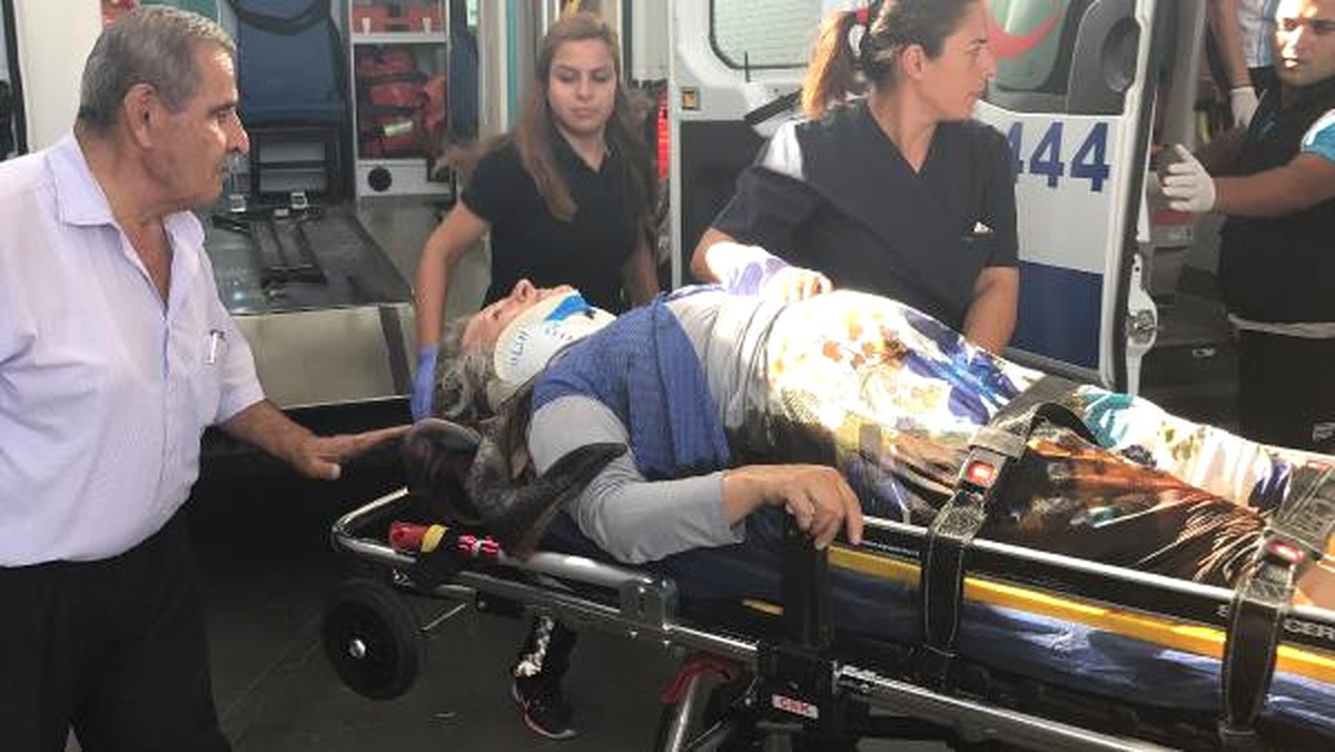 Otomobil Yolda Yürüyenlere Çarptı: 2 Yaralı