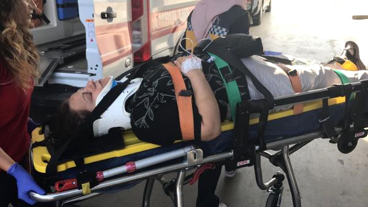 Otomobil Yolda Yürüyenlere Çarptı: 2 Yaralı