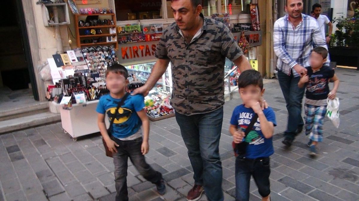 Yaşıtları Okula Giderken Onlar Mendil Satıyor