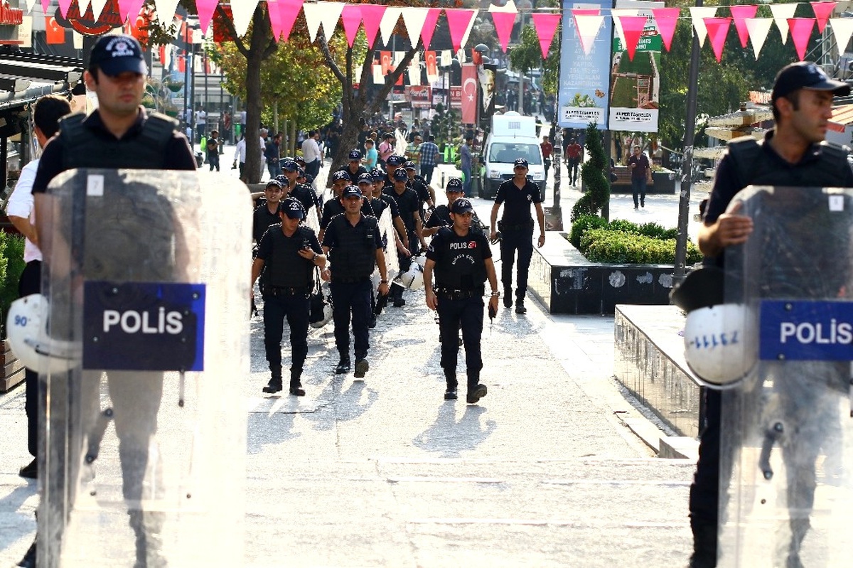 Polisten Provokasyona Karşı Sakarya Meydanı\'nda Önlem