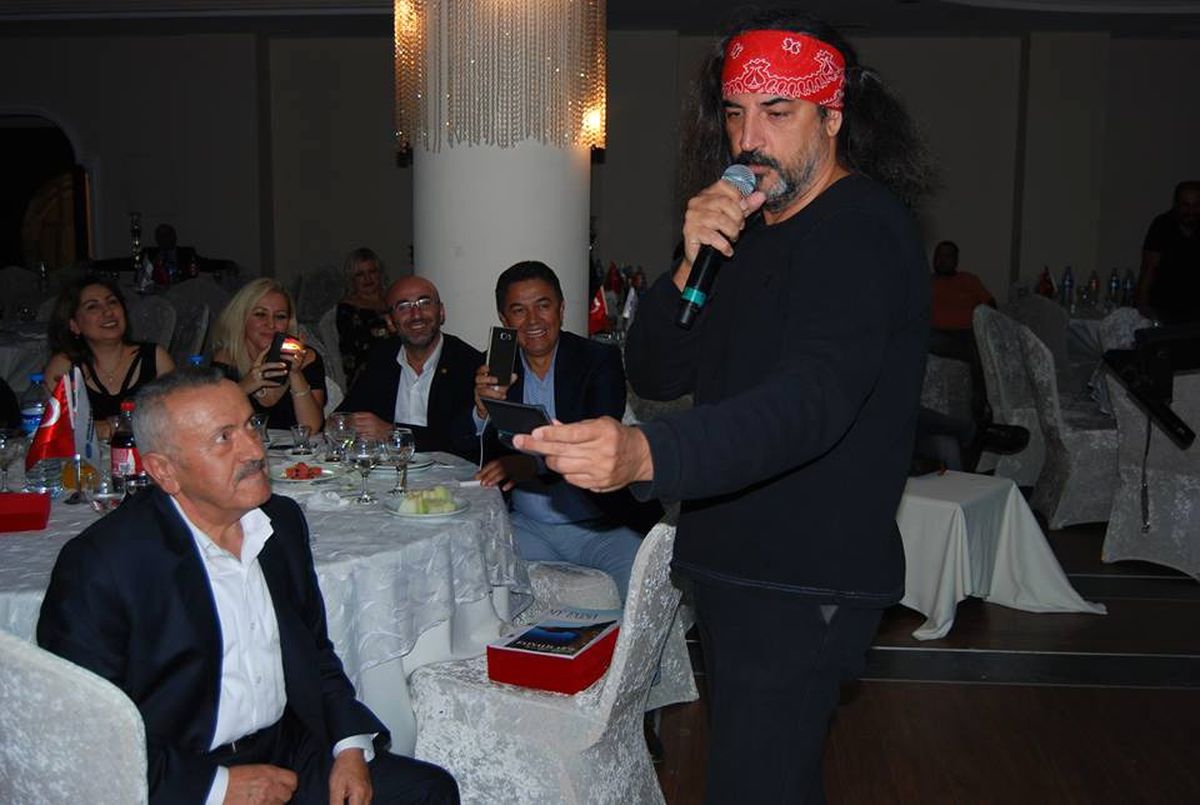 Pop Sanatçısı Çelik\'i Bazı Hayranları "Serdar Ortaç" Sandı