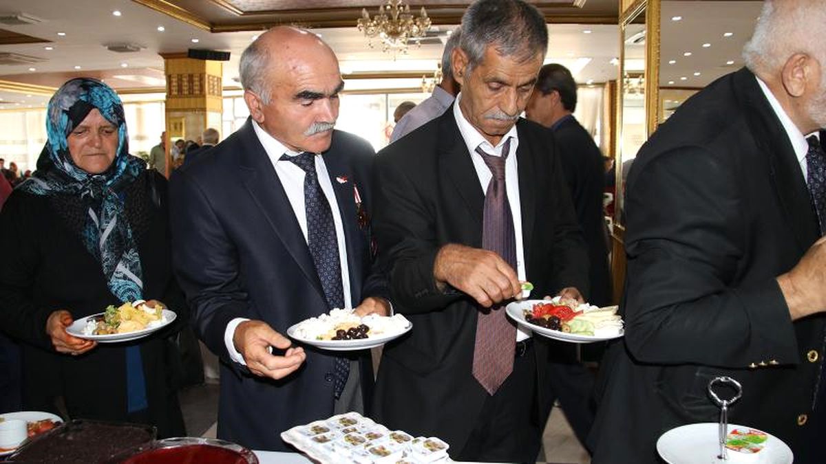 Protokole Garsonlu, Gazilere Self Servis (2)
