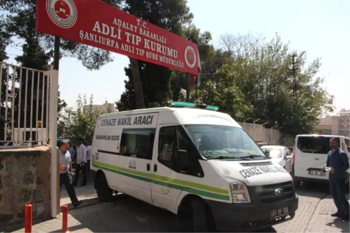 Servis Minibüsüyle Çarpışan Motosikletteki 2 Kişi Öldü