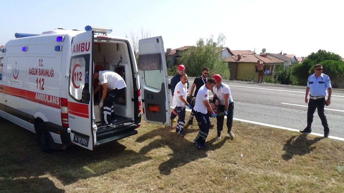 Silivri\'de Araç Tarlaya Uçtu: 3 Yaralı