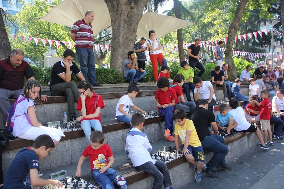 Sokakta Satranç Var\' Projesi Kapsamında Meydan Parkı\'nda Yüzlerce Kişi Satranç Oynadı