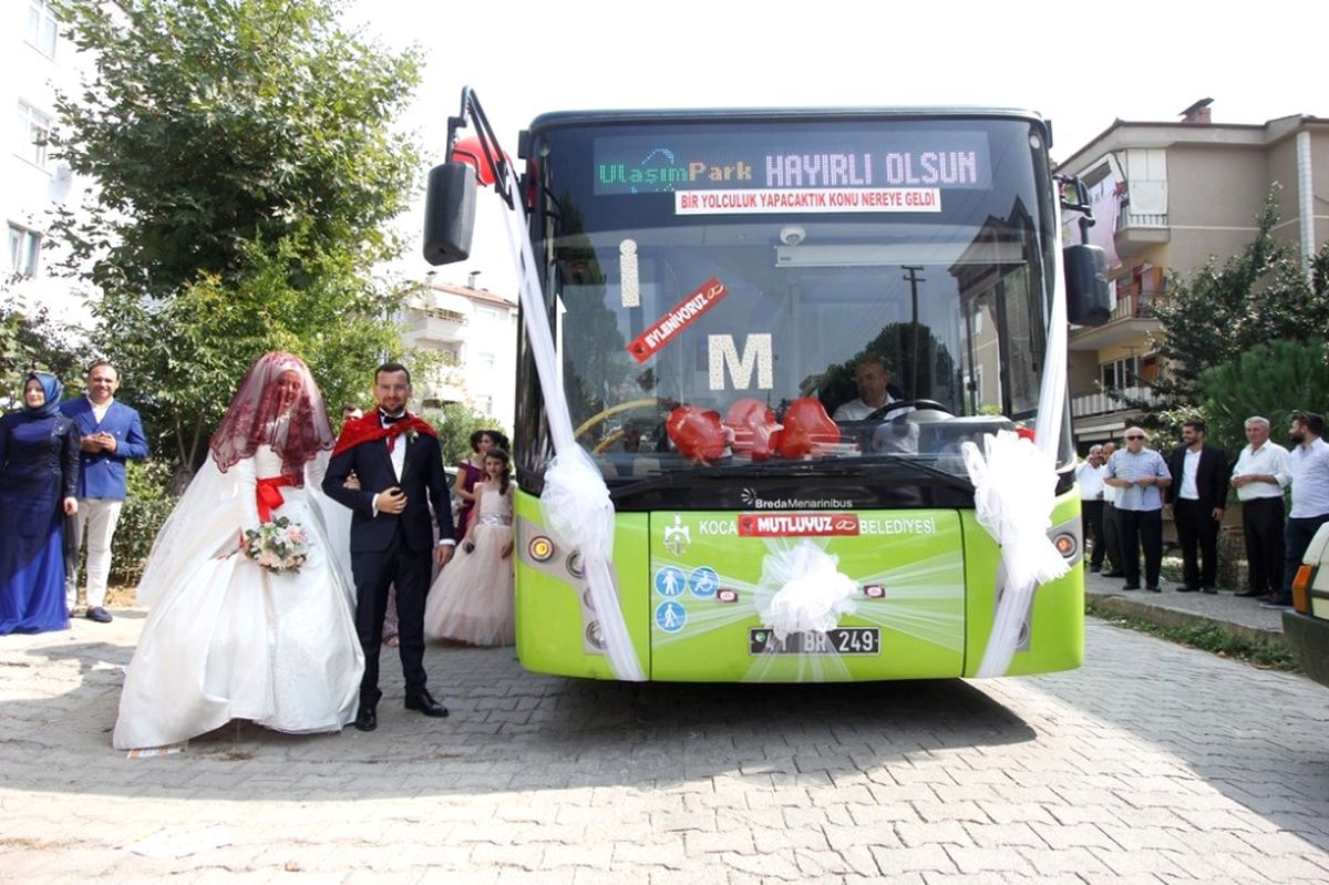 Tanıştıkları Otobüs Düğün Araçları Oldu