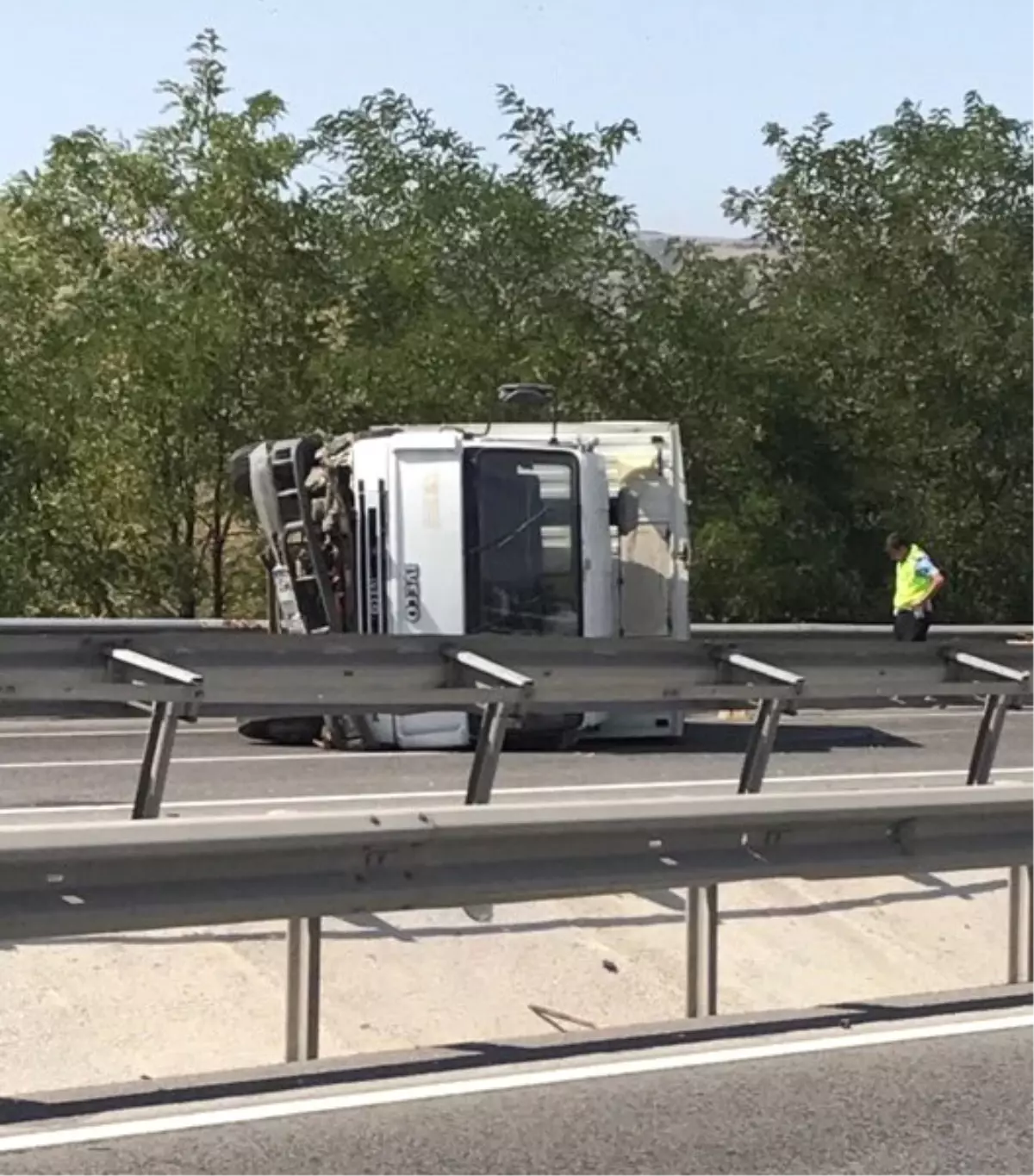 Tır ile Çarpışan Kamyon Yan Yattı