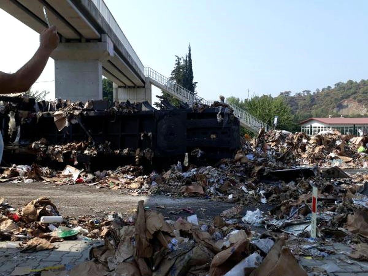 Üst Geçide Çarpan Tır\'ın Devrildiği Kaza Kamerada