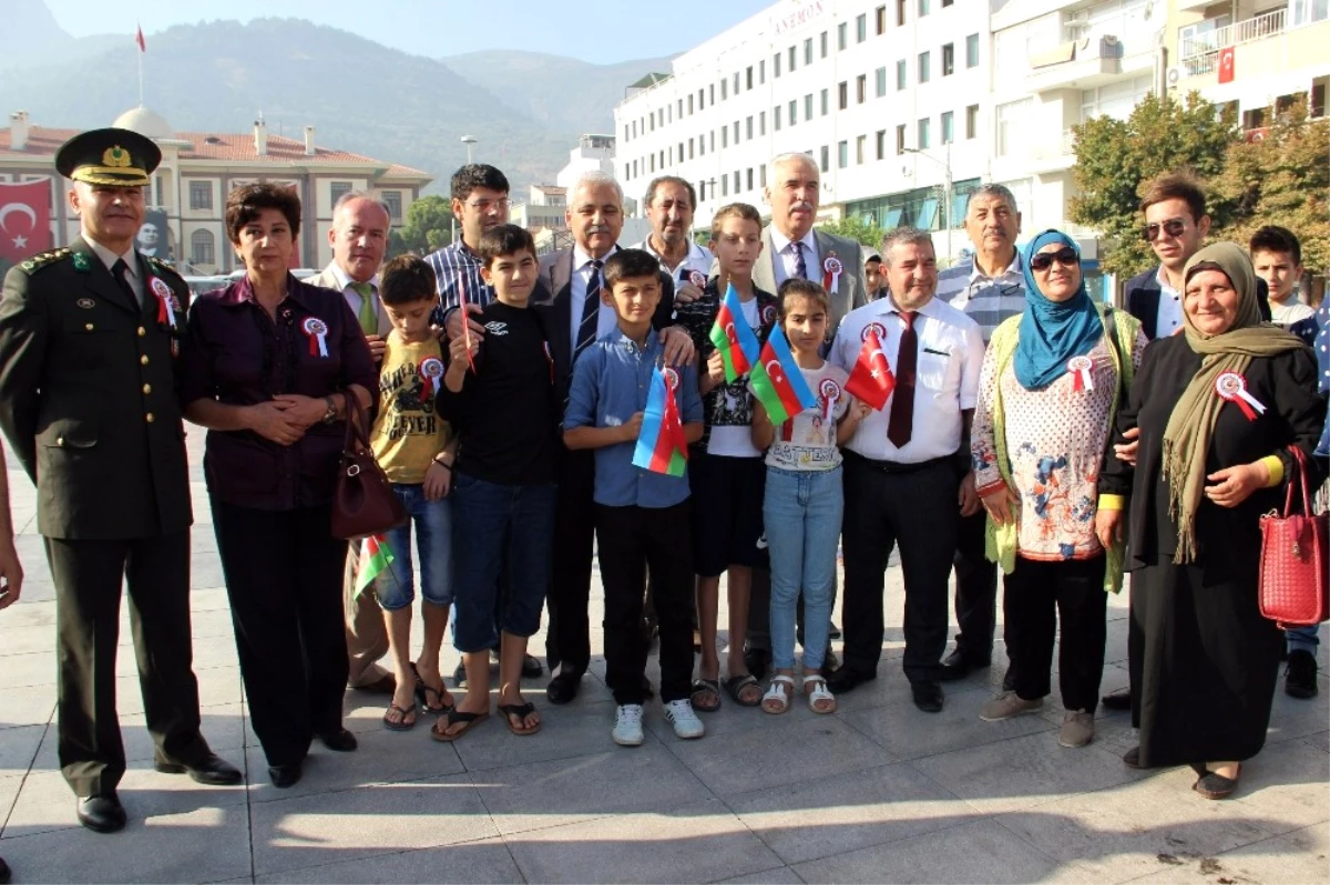 Vali Güvençer\'den Azerbaycanlı Gazi Çocuğuna İçten Sarılış
