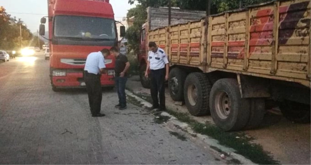 100 Litrelik Mazot Çalan Hırsızlar, Paniğe Kapılınca Ellerindekini Yola Bırakıp Kaçtı