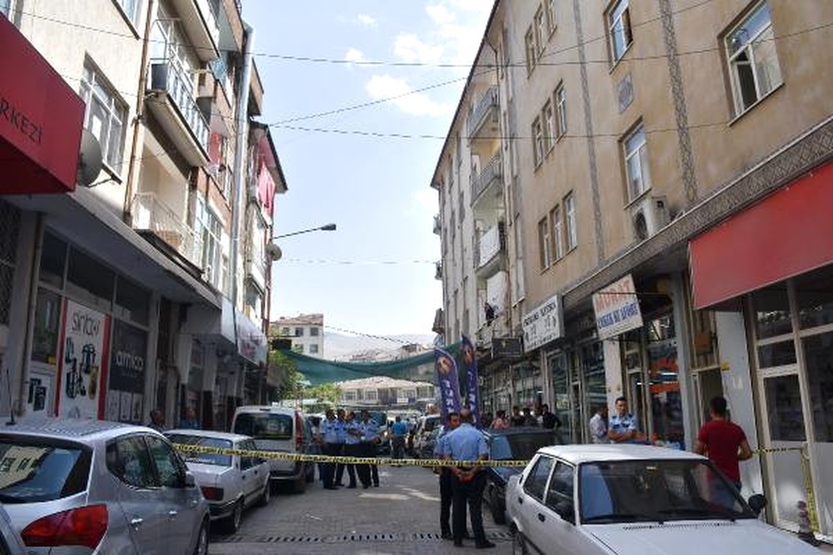 Afgan Çocuk 5\'inci Kattan Düştü, Anne Gözaltına Alındı