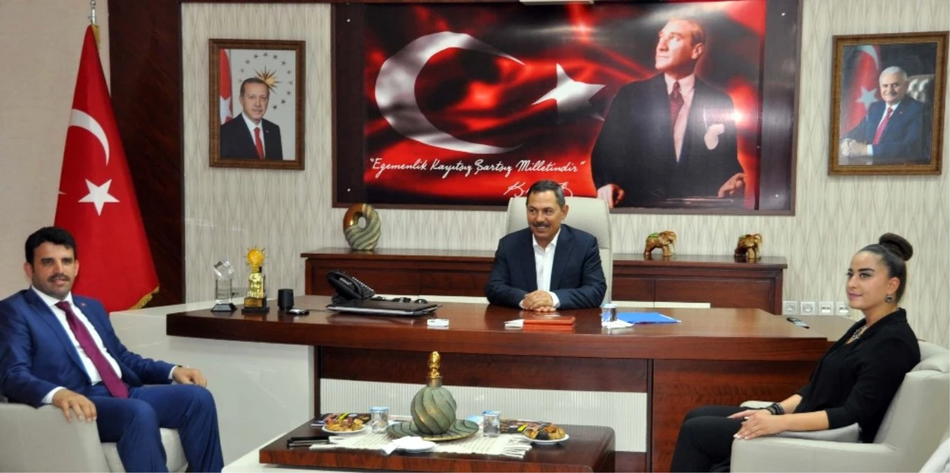 AK Parti Yeni İlçe Yönetimi Başkan Uysal\'ı Ziyaret Etti