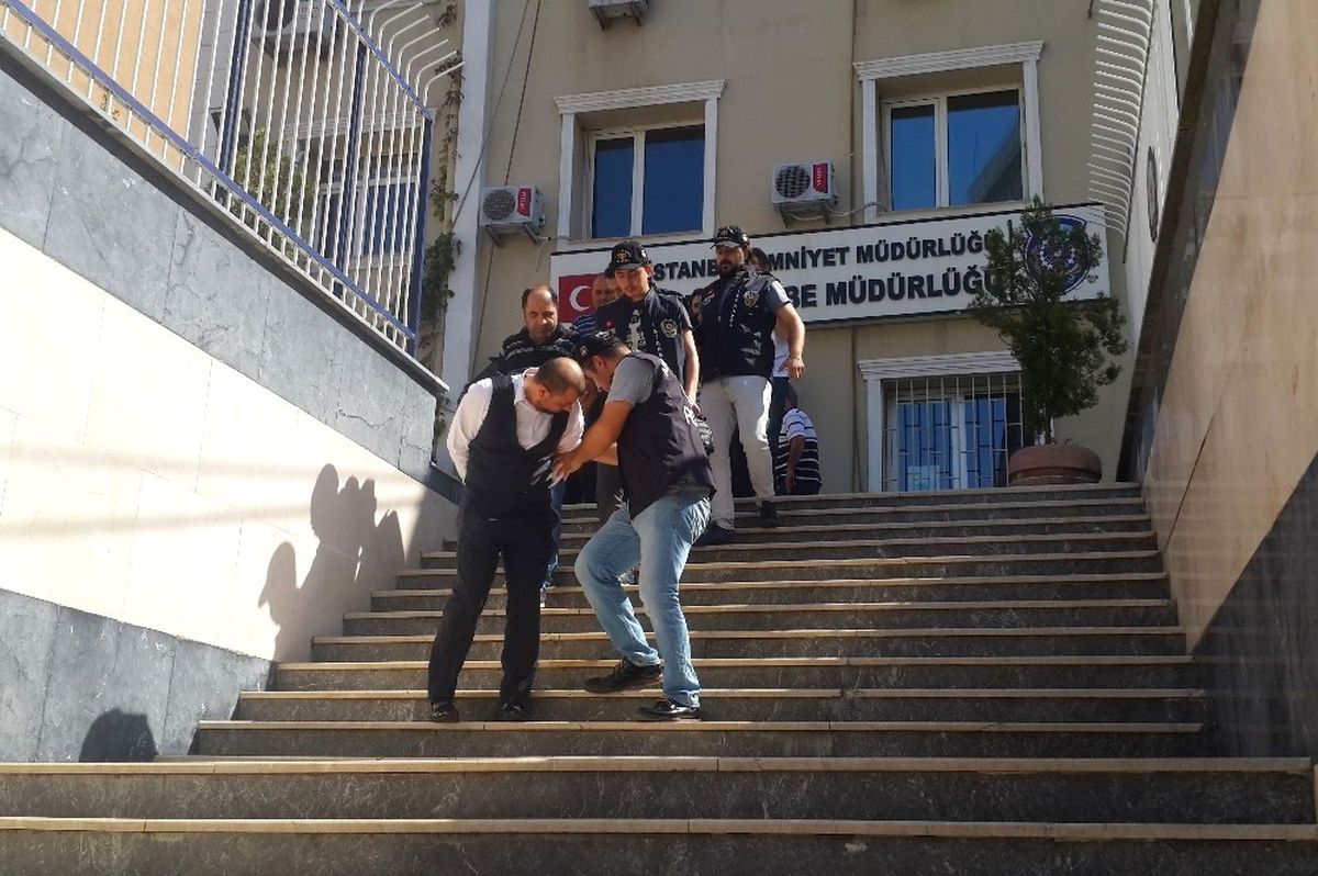Avm\'de Şantaj Yaparak Haraç Toplayan Çete Çökertildi