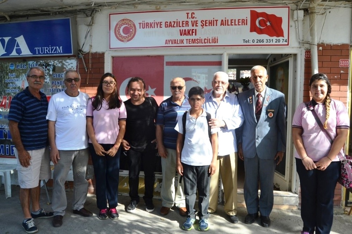 Ayvalık\'ta Mehmet Akif Ersoy Ortaokulu 8. Sınıf Öğrencilerinden Gazilere Anlamlı Ziyaret